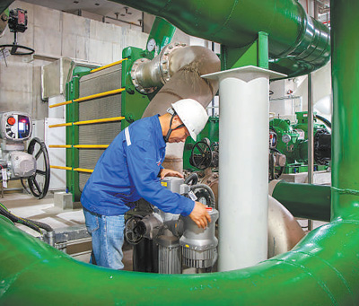 工作人員在壓縮空氣儲(chǔ)能電站調(diào)試壓縮機(jī)閉式冷卻水系統(tǒng)閥門。丁小偉攝
