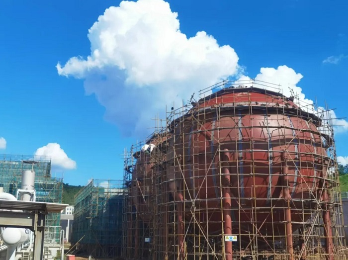 國際首套百兆瓦級先進壓縮空氣儲能技術(shù)研發(fā)與集成驗證平臺蓄熱裝置順利完成封頂